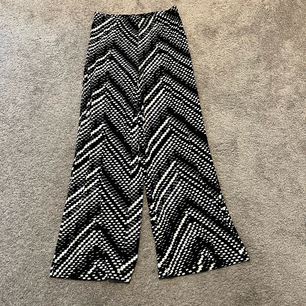 Chicos size S Black and White Chevron Pattern Pants